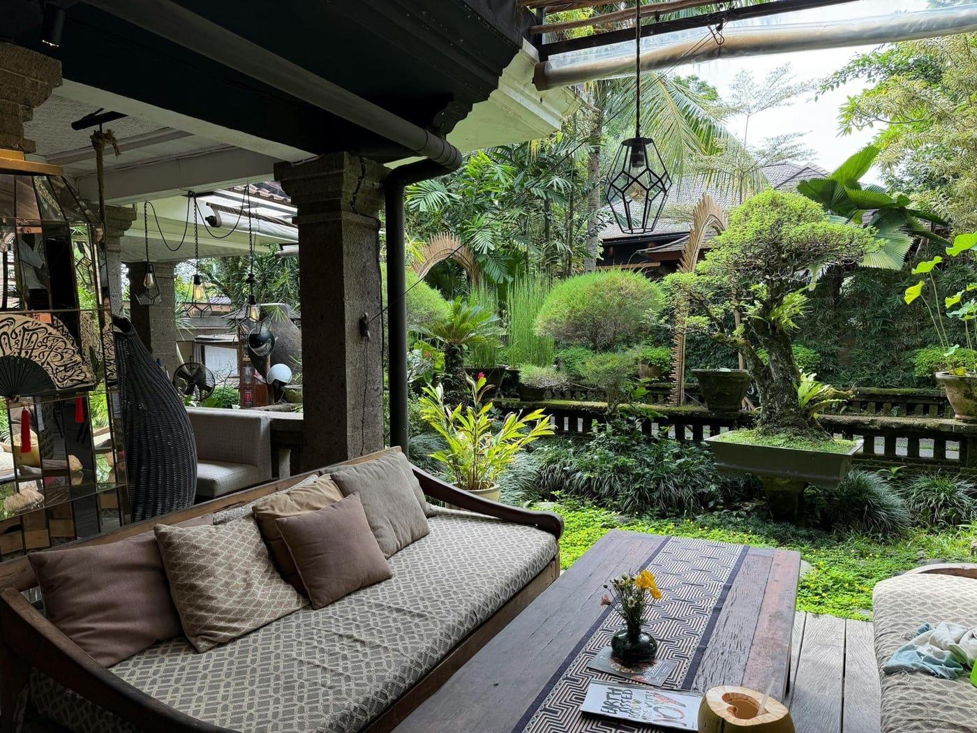 Covered patio lounge